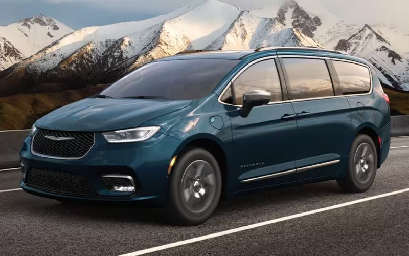 Unparalleled Comfort and Efficiency - 2025 Chrysler Pacifica Plug-in Hybrid vs 2025 Toyota Sienna near Merrillville, IN