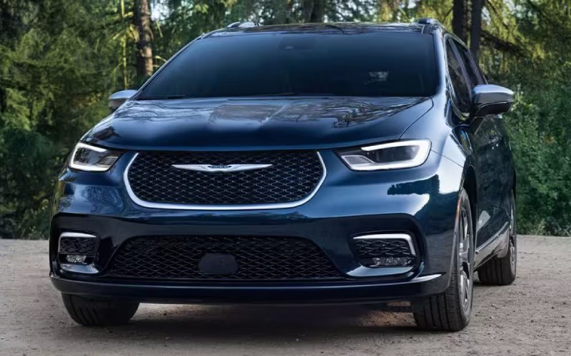Valparaiso, IN - 2025 Chrysler Pacifica Plug-in Hybrid's Exterior