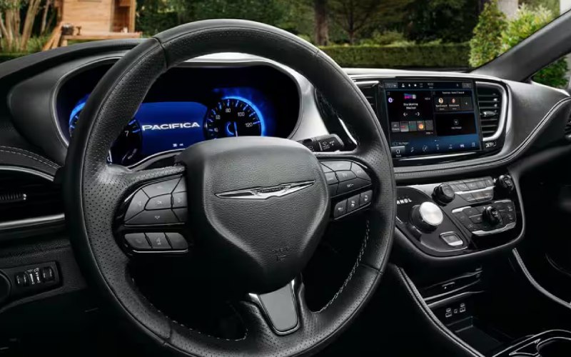 Valparaiso, IN - 2025 Chrysler Pacifica Plug-in Hybrid's Interior