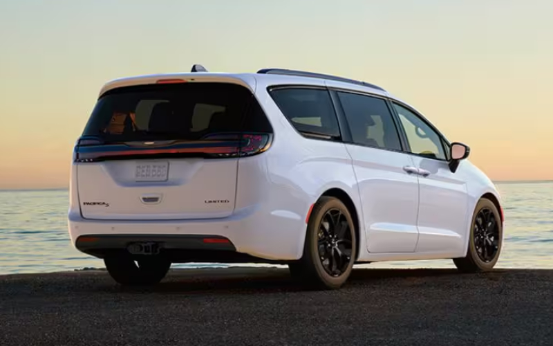 Chicago, IL - 2025 Chrysler Pacifica