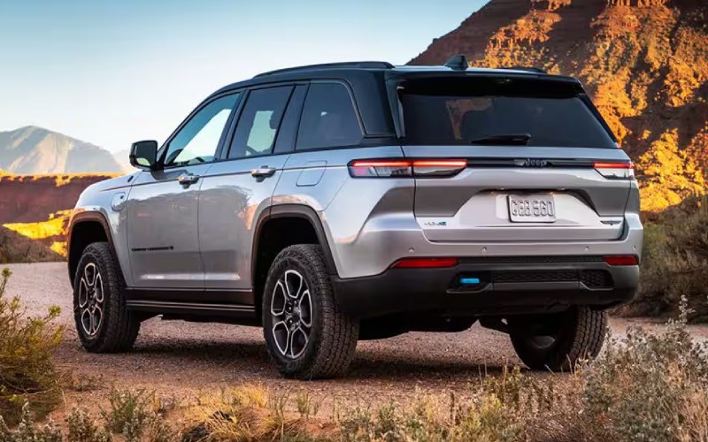 Valparaiso, IN - 2025 Jeep Grand Cherokee's Exterior